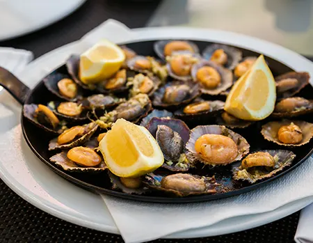 Produits de la mer - poisson-sabre et lapas